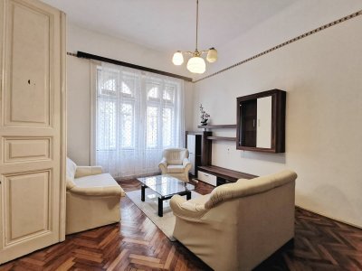 Két szobás lakás várja új tulajdonosát Belső Erzsébetváros 200 éves utcájában, szép házban!
